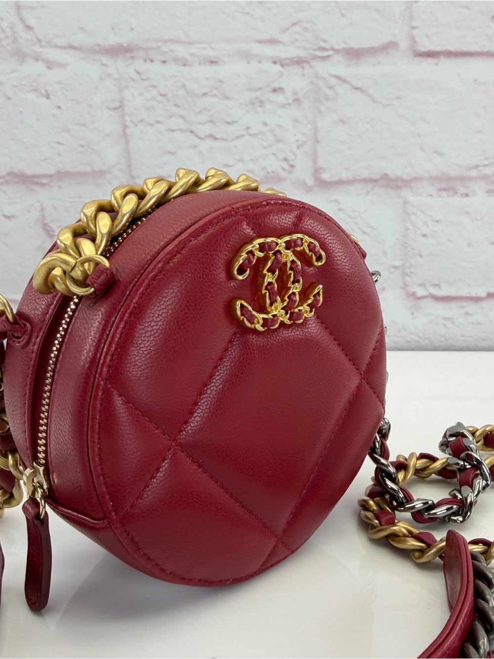 CHANEL 19 Red Quilted Round Mini Crossbody Mixed Metal Chain - Picture 3 of 15